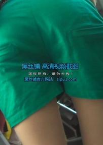 长腿MM穿绿色短裤+肉丝袜 极具性感 CD拍到嫩嫩大腿根【MP4/249M】第105集